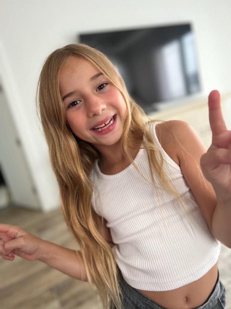 5 Fast Facts about performer/influencer Mandy Corrente 2 Mandy selfie