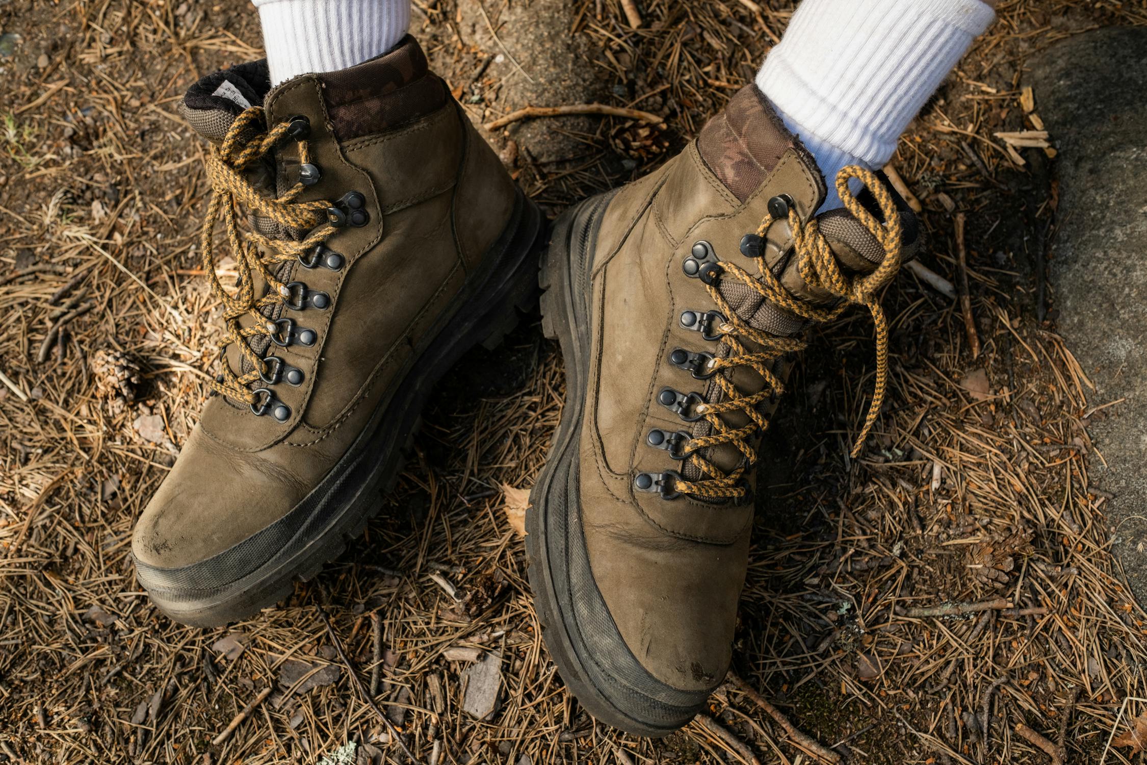 Essential factors to consider while buying hiking socks 1 pexels photo 10433248