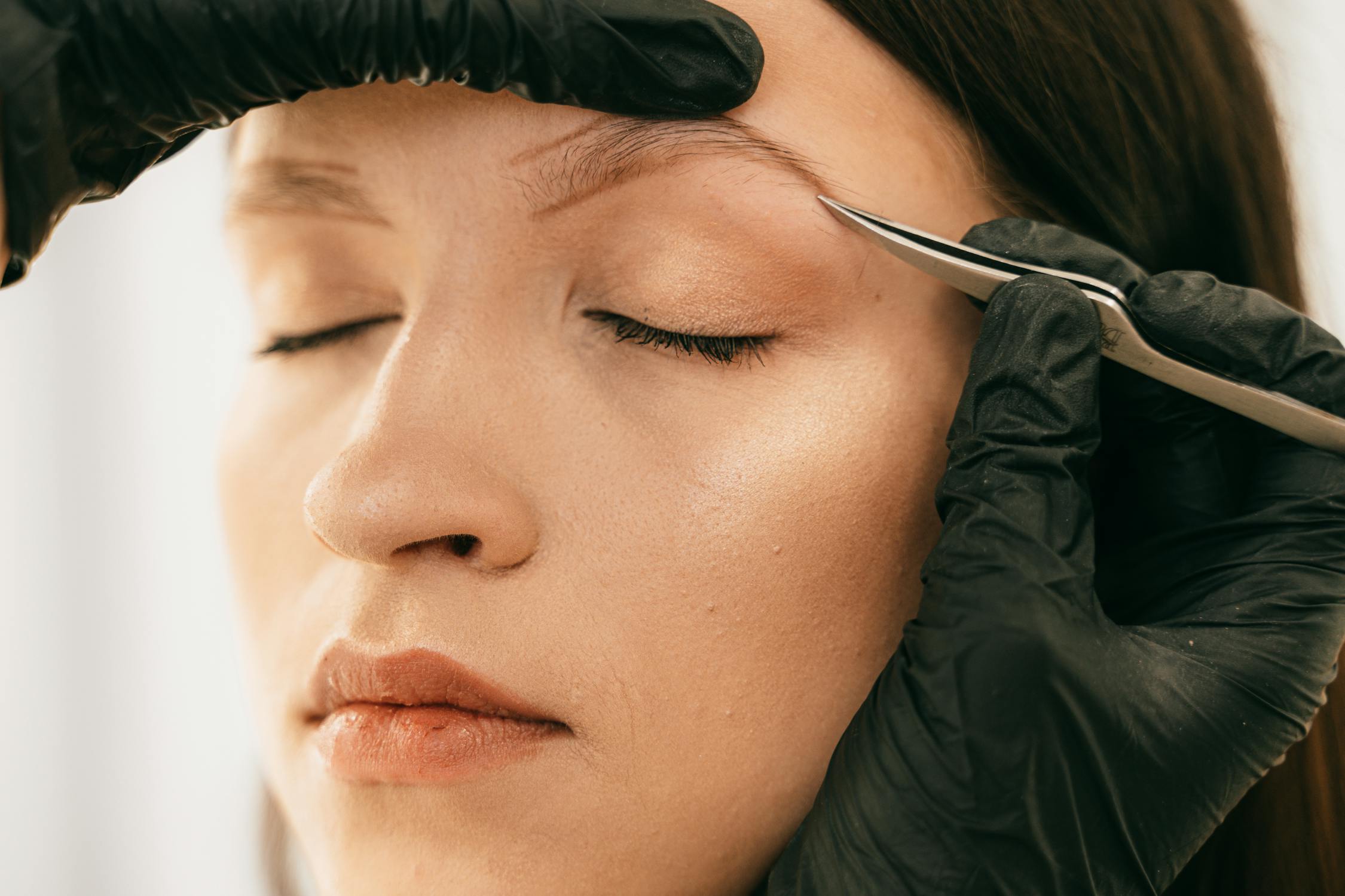 5 Mistakes You're Probably Making With Your Eyebrow Tweezers and How to Fix Them 1 pexels photo 5177994