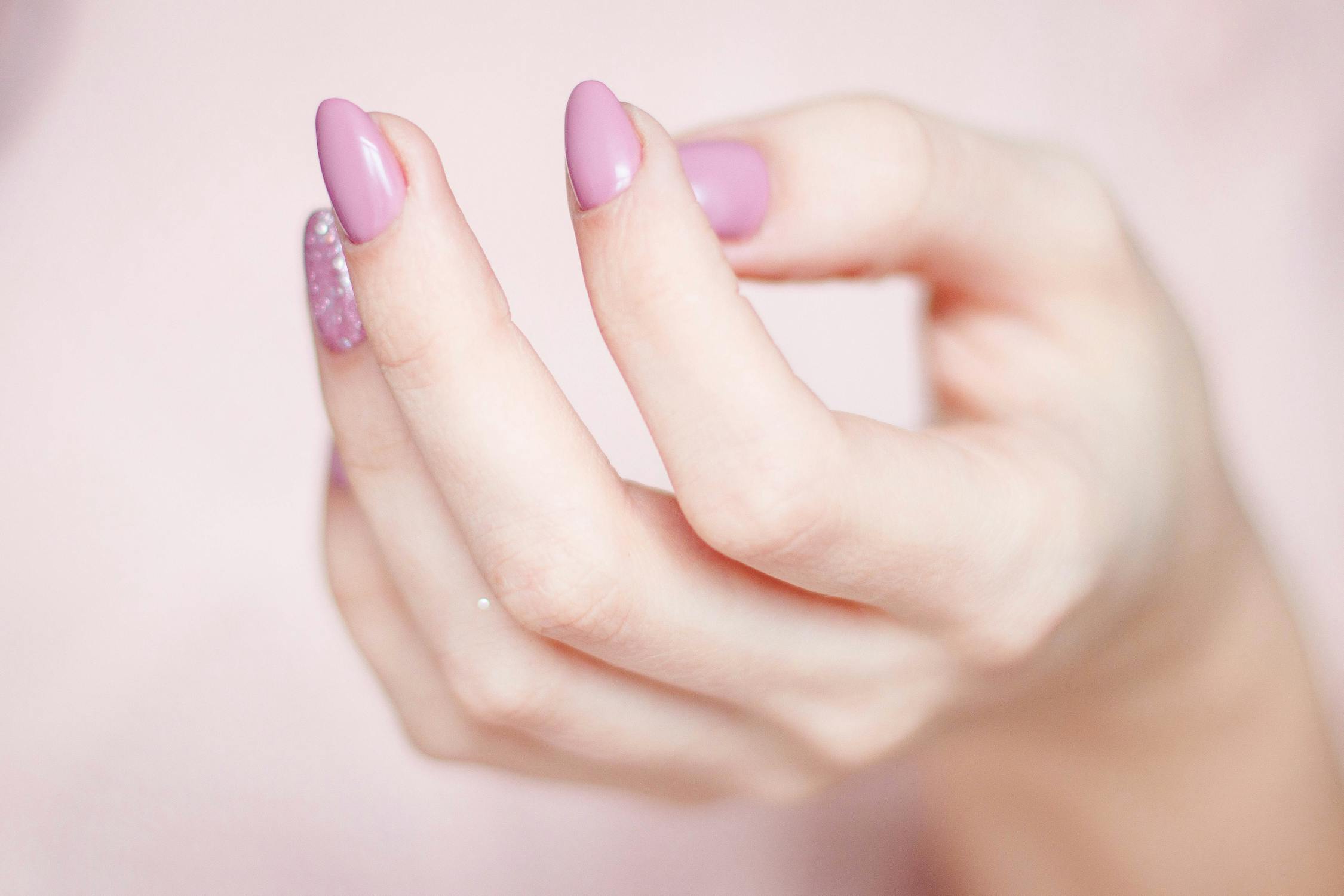 3 Tips You Can Use When Selecting a Type of Press-On Nails To Make You Look Great 1 pexels photo 939835