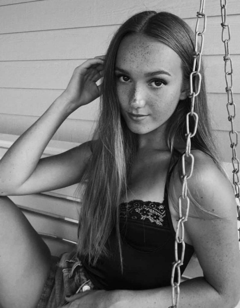Interview with Scarlet Grace and Summer-Rose 2 scarlet bw