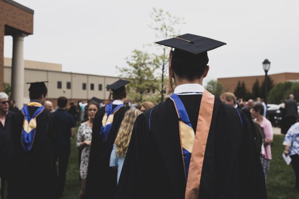 4 Things Colleges Look For in Students & How to Stand Out